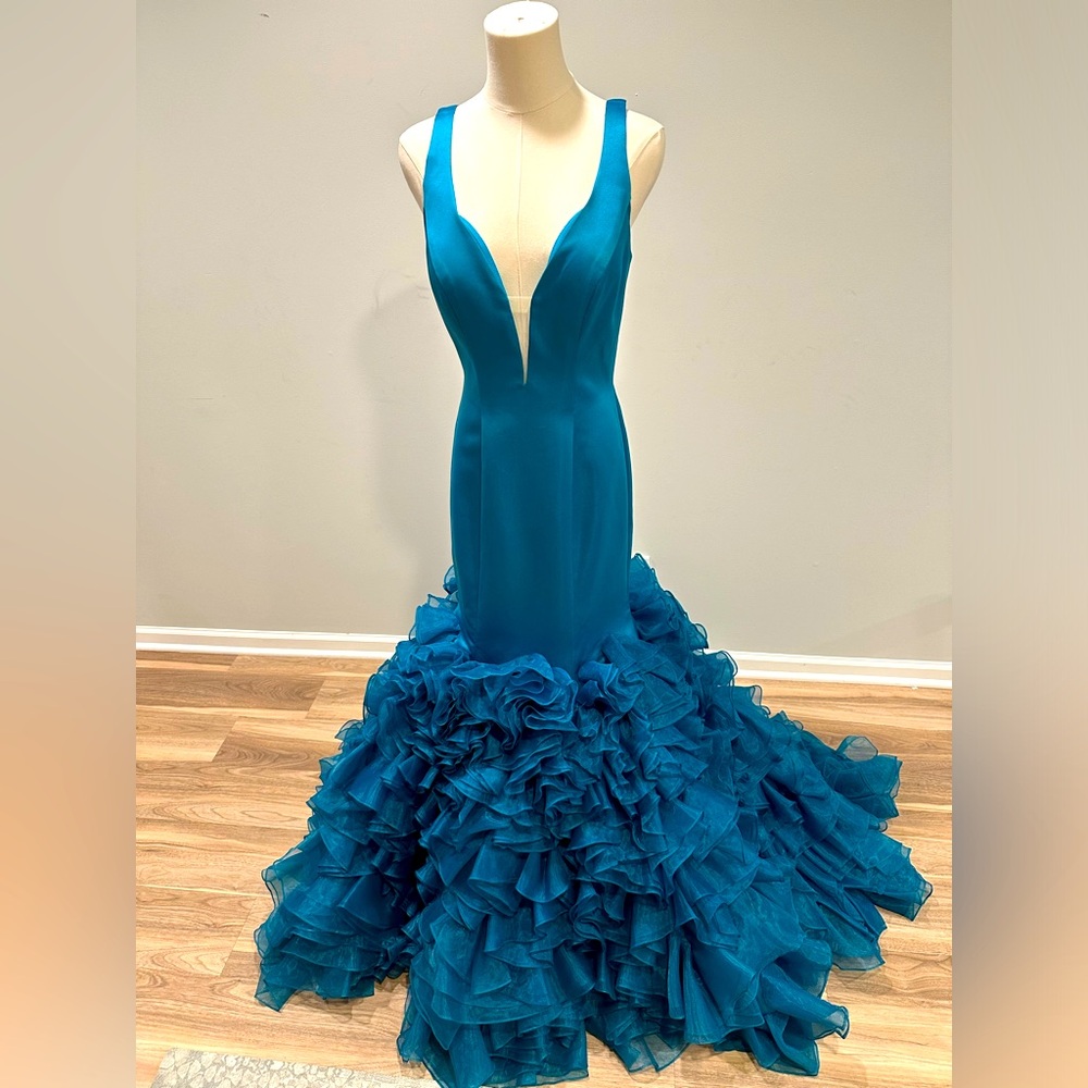 Be the belle of the ball! Beyond gorgeous! Size 8 NWT. Beautiful color blue.